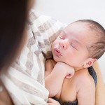 VISITAS PÓS-ALTA DA MATERNIDADE: Os pais não precisam ter vergonha em limitar o tempo e o número das visitas: como o bebê já está em casa agora, elas podem se revezar. A casa, aliás, tem de ficar bem arejada e, mesmo assim, é imprescindível evitar o contato com pessoas resfriadas ou gripadas. Solicite aos visitantes que lavem as mãos antes de pegar o bebê e que jamais fumem ali. (Revista Crescer) #maternidadenodiva