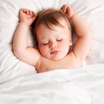 Obesidade infantil & Sono
Quando seu filho dorme menos do que deveria, o metabolismo é alterado. Os hormônios leptina e GH (grelina), responsáveis pelas sensações de saciedade e fome, respectivamente, ficam desregulados. E aí diminui a produção de leptina e aumenta a de grelina. A criança sente mais fome. Há ainda o relato de que, quem dorme pouco, é mais sedentário e consome menos energia. Pesquisadores da Universidade de Northwestern (Estados Unidos) revelaram que uma hora a mais de sono diminui as chances de excesso de peso em até 36% em crianças de 3 a 8 anos. (Site Revista Crescer)