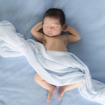 Higiene é fundamental - O coto umbilical deve ser higienizado pelo menos 3 vezes ao dia, utilizando álcool 70%, sempre depois do banho e nas trocas de fralda. Um pequeno sangramento às vezes é normal. Se houver secreção em excesso ou sangramento, faça o curativo sempre que trocar a fralda.
A mamãe deve elevar o coto umbilical suavemente e com um chumaço ou uma haste de algodão deve limpar bem a base onde o coto se insere na barriga. Retire qualquer secreção que lá esteja e enquanto o algodão sair escuro, repita a limpeza com novo algodão. Utilize uma gaze para secar caso o coto fique molhado em excesso. Aos poucos, o coto ficará mais endurecido, seco e escuro. #maternidadenodiva