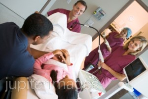 Médico retirando óvulos usando o ultra-som vaginal
